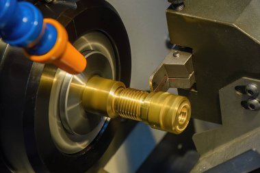 CNC Torna Makinesi, pirinç boru bağlantı bölümlerinin sonundan kesme sahnesini kapatın. CNC dönüşüm makinesinin yüksek teknolojili metal işlemesi .
