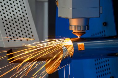 Sahneyi kapatın, fiber lazer kesme makinesi paslanmaz çelik tüpü ve parlak ışığı kesti. Lazer kesme makinesinin yüksek teknoloji metal üretim süreci.. 