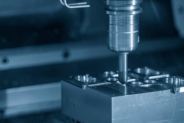 CNC değirmen makinesi Chamfer açık mavi sahnede Chamfer aracıyla küf tabanı kısmını kesiyor. Kalıplar, sert top değirmeni ile makine merkeziyle kesme işlemi yapıyor.