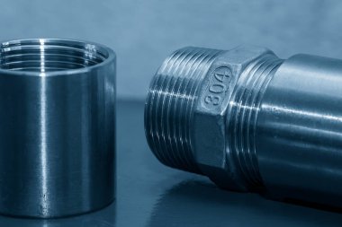 Sahneyi kapatın. Boru bağlantı parçaları 304 dereceli paslanmaz çelikten yapılmış. Tesisatçı kısmı üretim konsepti..