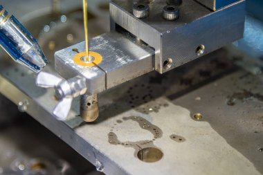 Süper sondaj işlemi ile yapılan küçük delik açma işlemi. Kablo EDM makinesi için pilot kılavuz sondaj işlemi.