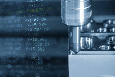 Soyut sahne, CNC değirmen makinesinin parçalanma süreci ve G-kod veri arkaplanı. Kalıplar, sert top değirmeni ile makine merkeziyle kesme işlemi yapıyor.