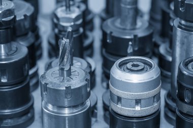 Yakın çekim sahnesi, açık mavi sahnede kaba kesme aleti kullanmış. Makine merkezi için kesme aracı.