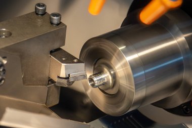 CNC Torna Makinesi sahnesini kapatın metal boru parçalarının ucunu kesin. CNC dönüşüm makinesinin yüksek teknolojili metal işlemesi .