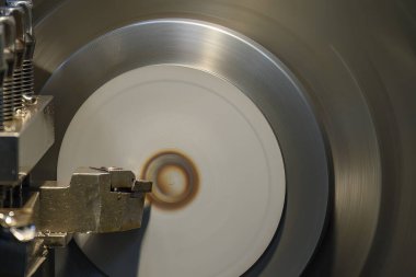 Kapanış sahnesi torna makinesi torna tezgahlarıyla metal parçaları kesiyor. Makineyi döndürerek metal işleme süreci.