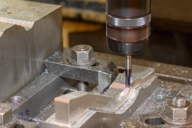 CNC değirmen makinesi, küf parçalarını sert top değirmeni aletleriyle kesiyor. Kalıplar, sert top değirmeni ile makine merkeziyle kesme işlemi yapıyor.