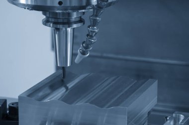 CNC değirmen makinesi, küf parçalarını sert top değirmeni aletleriyle kesiyor. Kalıplar, sert top değirmeni ile makine merkeziyle kesme işlemi yapıyor.