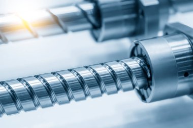 Yakın çekim sahnesi, yedek parça kurşun top vidası seti. Yüksek duyarlı CNC makine parçası üretim konsepti.