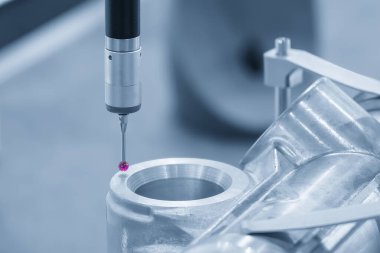 Alüminyum otomotiv parçalarını ölçen CMM sondası. Koordinat Ölçüm Makinesi ile otomotiv parçalarının kalite denetimi.