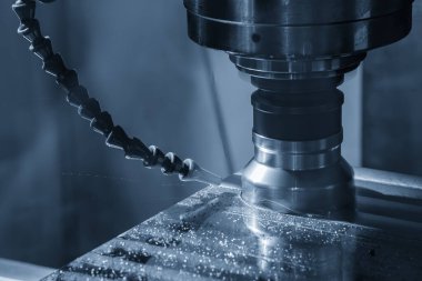 CNC değirmen makinası küf parçalarını yüz değirmeniyle kesiyor. Kalıp ve yüz değirmeni aracıyla makine merkezi tarafından üretilen ölüm süreci.