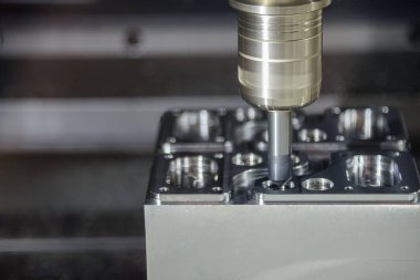 Enjeksiyon küf parçaları üzerindeki CNC değirmenleme makinesi parçalama işlemi. Kalıplar, makine merkezi ile katı uç değirmeni kesme işlemini başlatıyor.