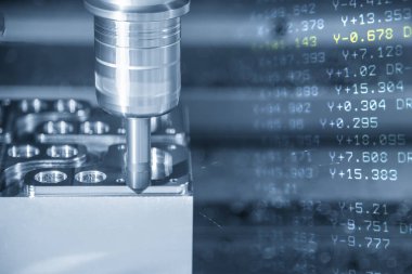 Soyut sahne, CNC değirmen makinesinin parçalanma süreci ve G-kod veri arkaplanı. Kalıplar, sert top değirmeni ile makine merkeziyle kesme işlemi yapıyor.