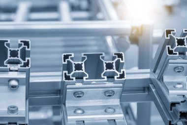 Alüminyum profil ekstrüzyon parçalarından yapılmış modüler yapı. Profil ekstrüzyonuyla materyal üretim süreci.