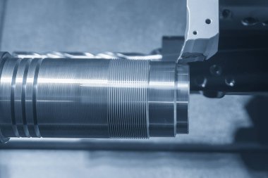 CNC torna makinesi metal şaft parçalarını kesiyor. CNC dönüşüm makinesinin yüksek teknolojili metal işlemesi .