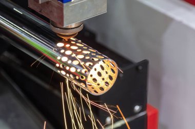 Fiber lazer kesme makinesi paslanmaz çelik tüpü ve parlak ışığı kesti. Lazer kesme makinesinin yüksek teknoloji metal üretim süreci.. 