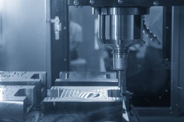 CNC değirmen makinesi, enjeksiyon küf parçalarını indekslenebilir araçlarla kesiyor. Kalıplar ve ölüm üretim süreci, son değirmen araçları ile makine merkezi tarafından.