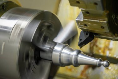 CNC torna makinesi metal şaft parçalarını kesiyor. CNC dönüşüm makinesinin yüksek teknolojili metal işlemesi .