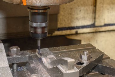CNC değirmen makinesi, küf parçalarını sert top değirmeni aletleriyle kesiyor. Kalıplar, sert top değirmeni ile makine merkeziyle kesme işlemi yapıyor.