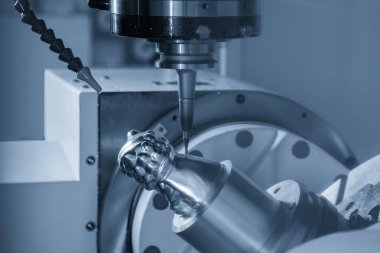 5 eksenli CNC değirmen makinesi metal parçayı sert top değirmeni ile kesiyor. CNC Torna 'nın yüksek teknoloji otomotiv parçası üretim süreci.