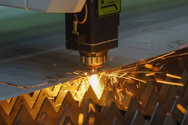 Fiber lazer kesme makinesi parlak ışıkla metal plakayı kesti. Lazer kesme makinesinin yüksek teknoloji metal üretim süreci.. 