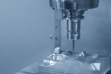 CNC değirmen makinesi, küf parçalarını sert top değirmeni aletleriyle kesiyor. Kalıplar, sert top değirmeni ile makine merkeziyle kesme işlemi yapıyor.