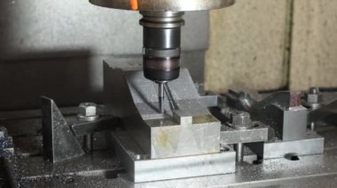 CNC Değirmen Makinesi, basını kesme kısmen top değirmeni aracı ve G-code veri arkaplanından dolayı öldü. Kalıplar, sert top değirmeni ile makine merkeziyle kesme işlemi yapıyor.