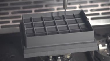 CNC değirmen makinesi grafit elektrot parçalarını pasaklı top değirmeni araçlarıyla kesiyor. CNC makine merkezi tarafından üretilen kalıp ve ölüm süreci.