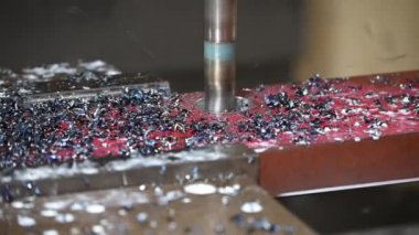 Ağır çekim sahnesi CNC değirmen makinesini indekslenebilir aletlerle kesiyordu. Konserve bisiklet metal plakayı kesiyor..