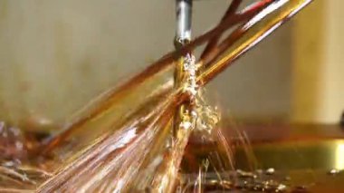 CNC değirmen makinesinin yağ soğutma metoduyla derin delik delme işlemini kapatın. Kalıplar ve ölenler, makine merkezi tarafından katı top son değirmeni araçlarıyla üretiliyor..