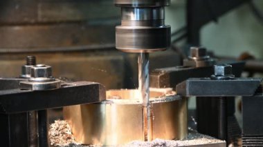 Pirinçten yapılmış NC değirmen makinesindeki delik sıkıcı işlem. Değirmen makinesindeki metal çalışma konsepti..