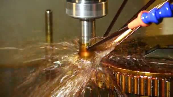 Cncフライス盤は 液体クーラント方式で金型部品を粗く切断しています Cncマシニングセンターによる金型と金型製造プロセス — ストック動画