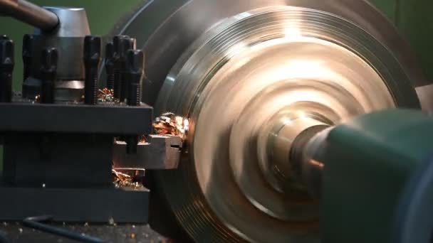 旋盤機械の仕上げは旋盤工具によって真鍮材料の部品を切りました 機械を回すことによる金属加工プロセス — ストック動画