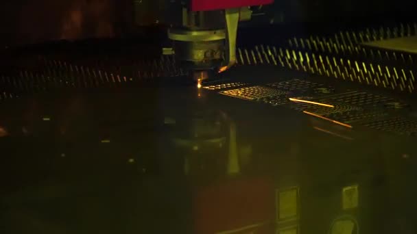 Hög Hastighet Plåtskärning Med Fiber Laser Skärmaskin Den Högteknologiska Plåttillverkningsprocessen — Stockvideo