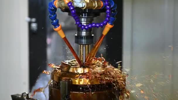 Die Cnc Fräsmaschine Schneidet Die Schalenteile Ölkühlmittelverfahren Der Form Und — Stockvideo