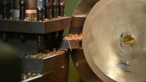 旋盤機械は真鍮材料の部品を荒く切りました 機械を回すことによる金属加工プロセス — ストック動画
