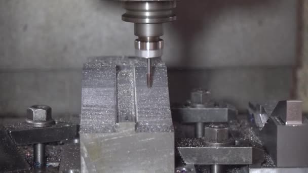 真鍮材料の部品を切断する旋盤機械は荒い 機械を回すことによる金属加工プロセス — ストック動画