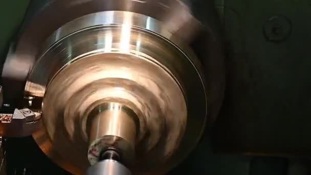 真鍮材料の部品を切断する旋盤機械は荒い 機械を回すことによる金属加工プロセス — ストック動画