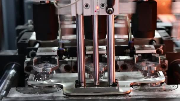 Výrobní Proces Láhve Pitnou Vodu Pomocí Foukacího Stroje Foukací Stroj — Stock video