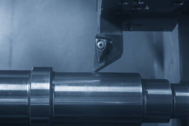 CNC torna makinesi metal şaft parçalarını kesiyor. CNC dönüşüm makinesinin yüksek teknolojili metal işlemesi .