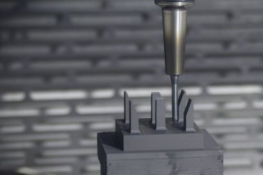 CNC değirmen makinesi grafit elektrot parçalarını kesiyor. CNC makine merkezi tarafından üretilen kalıp ve ölüm süreci.