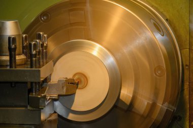 Kapanış sahnesi torna makinesi torna tezgahlarıyla metal parçaları kesiyor. Makineyi döndürerek metal işleme süreci.