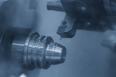 CNC torna makinesi metal şaft parçalarını kesiyor. CNC dönüşüm makinesinin yüksek teknolojili metal işlemesi .