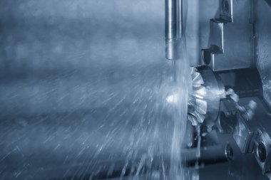 5 eksenli CNC değirmen makinesi turbo şarj kısmını sıvı soğutucu metoduyla kesiyor. 5 eksenli makine merkezi tarafından yüksek teknolojili otomotiv parçaları üretim süreci.