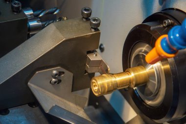 CNC Torna Makinesi, pirinç boru bağlantı bölümlerinin sonundan kesme sahnesini kapatın. CNC dönüşüm makinesinin yüksek teknolojili metal işlemesi .