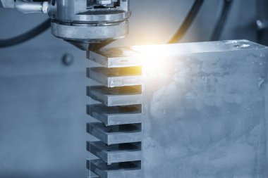 Yakın çekim sahnesinde EDM kablosu aydınlatma efektiyle kalıbı kesiyor. Zar atma işlemi CNC programı tarafından kablo kesme makine kontrolü ile kesme işlemi.