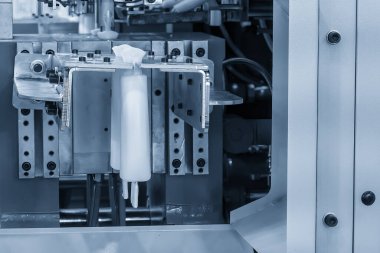 Beyaz şişe konteyneri üfleme makinesiyle üretiliyor. Küf makinesiyle kayganlaştırıcı yağ üretimi.