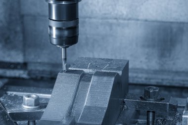 CNC değirmen makinesi, küf parçalarını sert top değirmeni aletleriyle kesiyor. Kalıplar, sert top değirmeni ile makine merkeziyle kesme işlemi yapıyor.