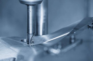 CNC değirmen makinesi, enjeksiyon küf parçalarını indekslenebilir araçlarla kesiyor. Kalıplar ve ölüm üretim süreci, son değirmen araçları ile makine merkezi tarafından.