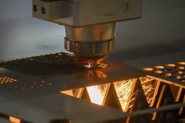 Fiber lazer kesme makinesi parlak ışıkla metal plakayı kesti. Lazer kesme makinesinin yüksek teknoloji metal üretim süreci.. 