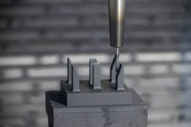 CNC değirmen makinesi grafit elektrot parçalarını kesiyor. CNC makine merkezi tarafından üretilen kalıp ve ölüm süreci.